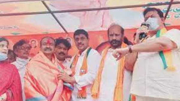 సభలు, సమావేశాలతో హుజురాబాద్ లో పొలిటికల్ హీట్