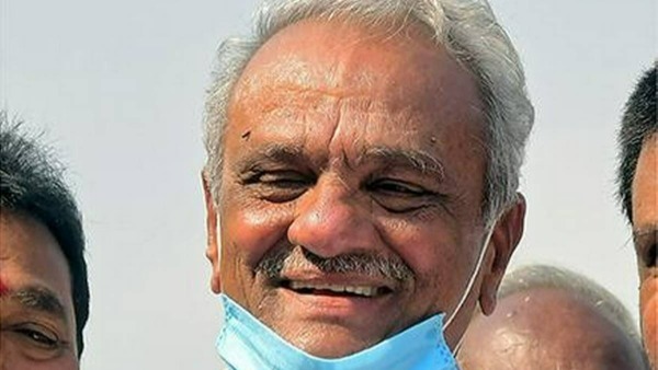 గర్భగుడికి అడ్డమే ఆయన..