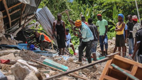 వేల సంఖ్యలో నిరాశ్రయులైన ప్రజలు.. కన్నీటివ్యథలు..