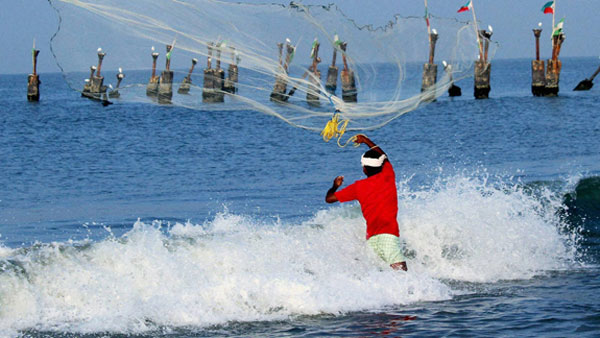 చేపల వేట కోసం మత్సకారుల పోటీ చేపల వేట కోసం మత్సకారుల పోటీ