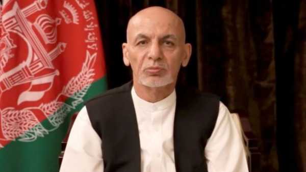 కనీసం కాళ్ళకున్న చెప్పులు తీసి బూట్లు వేసుకునే అవకాశం కూడా లేని స్థితిలో వచ్చానని స్పష్టం కనీసం కాళ్ళకున్న చెప్పులు తీసి బూట్లు వేసుకునే అవకాశం కూడా లేని స్థితిలో వచ్చానని స్పష్టం