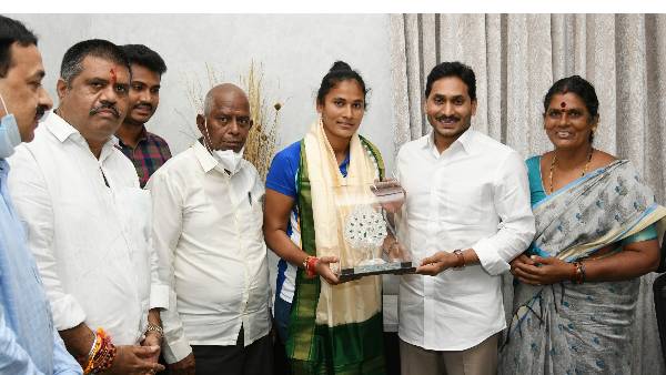 jagan government announces rs.25 lakhs to indian women hockey palyer rajini, one job to family