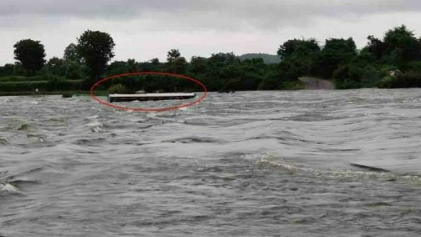 వరదలో కొట్టుకుపోయిన ఆర్టీసీ బస్సు