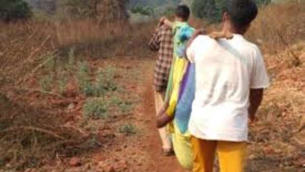 నిన్న బయలుదేరి నేడు ఉదయం ఆస్పత్రికి చేరుకున్న అడవి బిడ్డలు