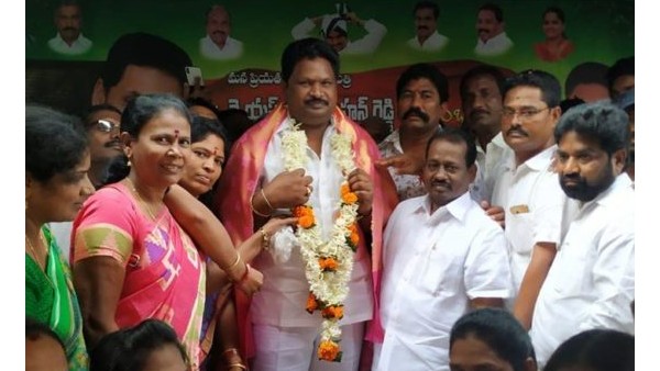 జగన్ కు విధేయుడిగా...వైసీపీలోనే..