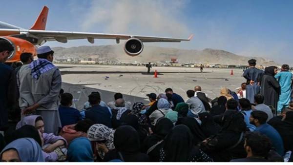 కిక్కిరిసిన కాబుల్ విమానాశ్రయం.. కిక్కిరిసిన కాబుల్ విమానాశ్రయం..