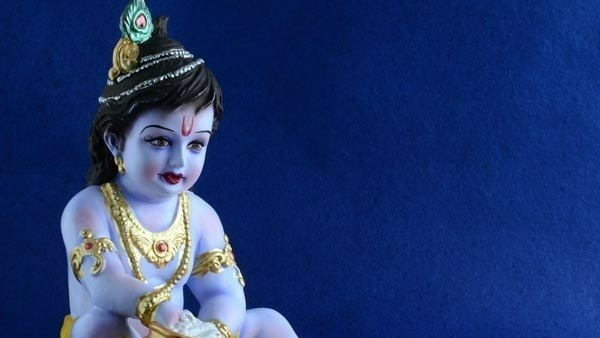 వెన్నదొంగకు వెన్నంటే ఇష్టం .. కృష్ణుడి పాదాలు వేసేది అందుకే 