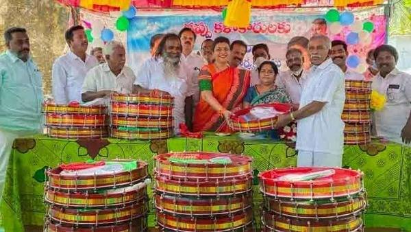 డప్పు కళాకారులకు పరికరాలు అందించి డప్పు కొట్టి స్టెప్పులేసిన రోజా