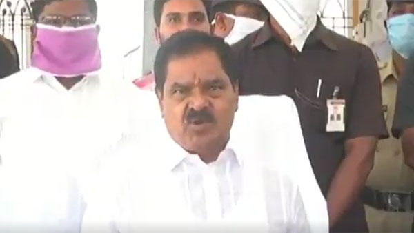 చంద్రబాబును టార్గెట్ చేస్తున్న డిప్యూటీ సీఎం నారాయణ స్వామిపై టీడీపీ రివర్స్ ఎటాక్ చంద్రబాబును టార్గెట్ చేస్తున్న డిప్యూటీ సీఎం నారాయణ స్వామిపై టీడీపీ రివర్స్ ఎటాక్