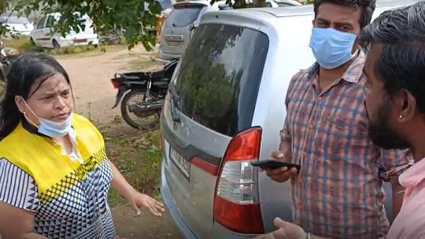 పాలరాతి రంగులో కత్తి లాంటి ఫిగర్ పాలరాతి రంగులో కత్తి లాంటి ఫిగర్