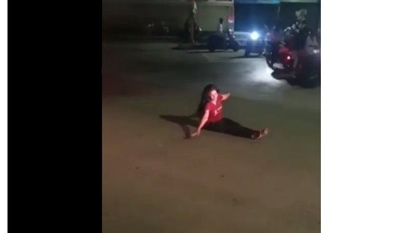 నడిరోడ్డుపై మహిళ..