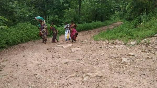 బాలింతను ఇంటికి చేర్చకుండా మధ్యలోనే వదిలి వెళ్ళిన 102 సిబ్బంది 