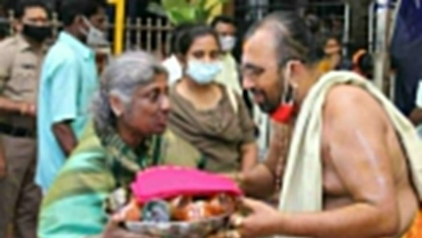 అమ్మవారికి గాజుల విరాళం