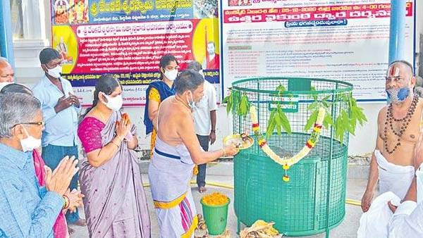 చెత్త బుట్టలకు పూజలు .. వాటికి భక్తితో నమస్కారం చెత్త బుట్టలకు పూజలు .. వాటికి భక్తితో నమస్కారం