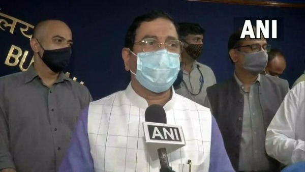 వాళ్లు బయటి వ్యక్తులు కారు.. వాళ్లు బయటి వ్యక్తులు కారు..