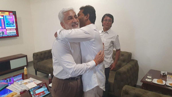 అపూర్వ ఆలింగనం..