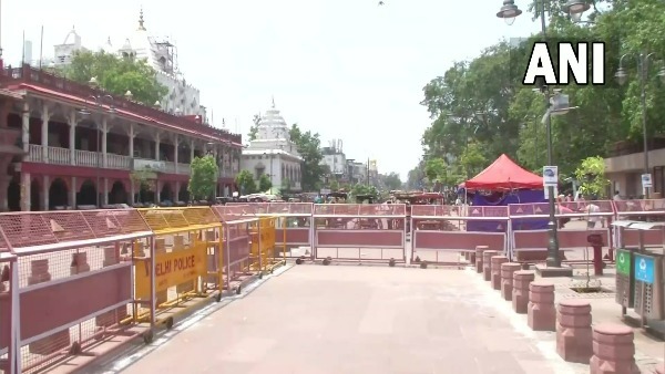 ఎర్ర కోట వద్ద భారీ కంటైనర్ల ఏర్పాటు.. రీజన్స్ ఇవే ఎర్ర కోట వద్ద భారీ కంటైనర్ల ఏర్పాటు.. రీజన్స్ ఇవే