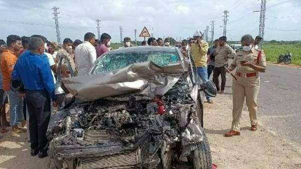 కారు, లారీ ఢీ.. 