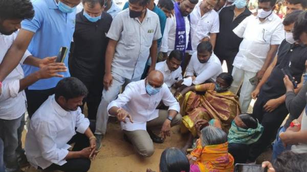 ప్రవీణ్ కుమార్ పోటీ చేయాలని ఒత్తిడి... ప్రవీణ్ కుమార్ పోటీ చేయాలని ఒత్తిడి...