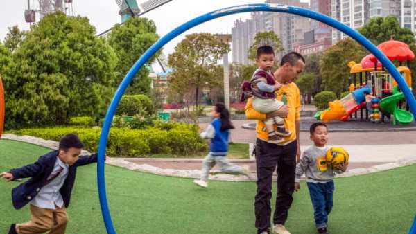 ముగ్గురు సంతానం అంటే ప్రభుత్వ మద్దతు కావాల్సిందే.. నజరానాలు