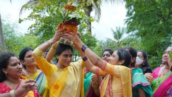 ys sharmila offers bonam participated in celebrations at her friends house