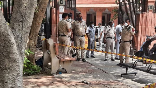 A woman, man allegedly set themselves on fire in front of Supreme Court gate number D at Delhi A woman, man allegedly set themselves on fire in front of Supreme Court gate number D at Delhi