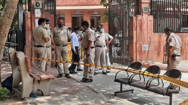 A woman, man allegedly set themselves on fire in front of Supreme Court gate number D at Delhi A woman, man allegedly set themselves on fire in front of Supreme Court gate number D at Delhi