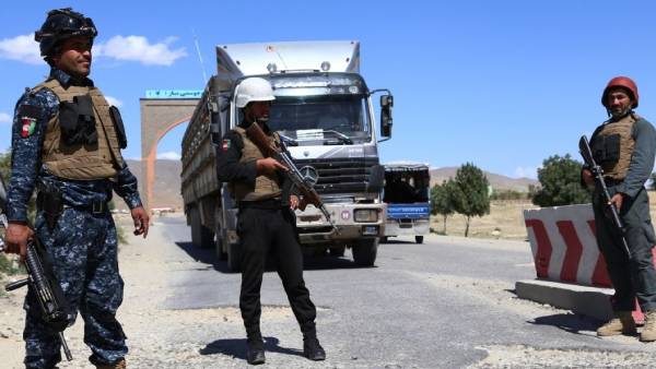 వేతనాల కోసం ఉద్యోగుల నిరసన