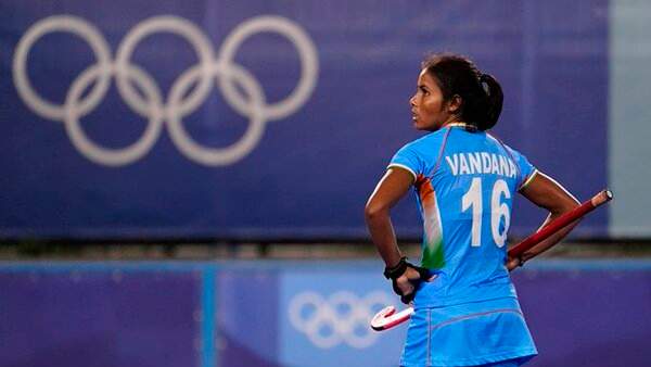 వందనా కటారియా కుటుంబంపై కులం పేరుతో విమర్శలు...