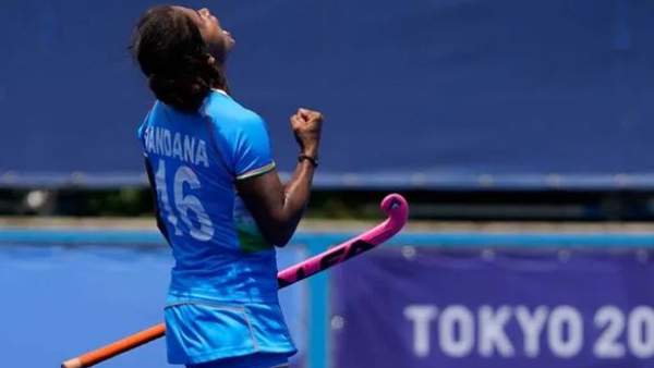 తండ్రి పోత్సహంతో హాకీ స్టిక్ పట్టిన వందనా....