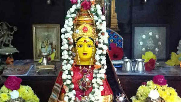 ముత్తయిదువుల ఆశీర్వాదంతో ముగింపు .. వరలక్ష్మీ వ్రతం చేస్తే కలిగే ఫలితాలివే ముత్తయిదువుల ఆశీర్వాదంతో ముగింపు .. వరలక్ష్మీ వ్రతం చేస్తే కలిగే ఫలితాలివే