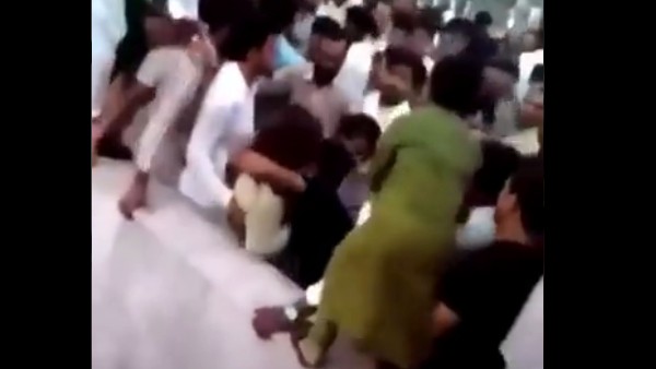 ఒక్కసారిగా 400 మంది ఆమెపై ఎగబడ్డారు...