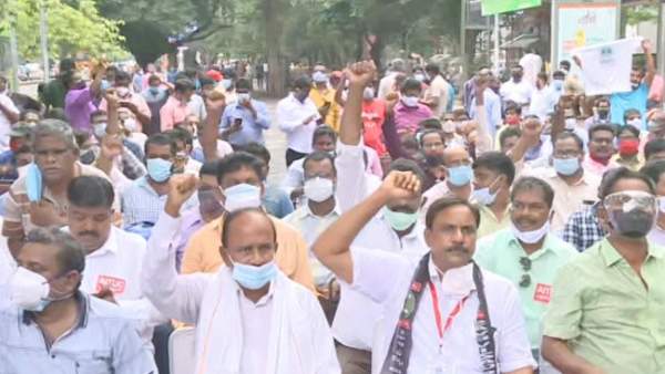 విశాఖ స్టీల్ ప్లాంట్ కార్మికులను అడుగడుగునా అడ్డుకుంటున్న ఢిల్లీ పోలీసులు విశాఖ స్టీల్ ప్లాంట్ కార్మికులను అడుగడుగునా అడ్డుకుంటున్న ఢిల్లీ పోలీసులు