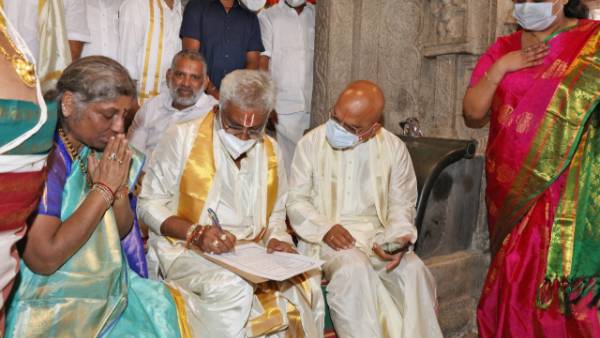 వైసీపీ నేతలు..