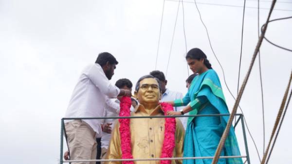 నిరుద్యోగుల పక్షాన షర్మిల పోరాటం .. కేసీఆర్ సర్కార్ పై సమరం నిరుద్యోగుల పక్షాన షర్మిల పోరాటం .. కేసీఆర్ సర్కార్ పై సమరం