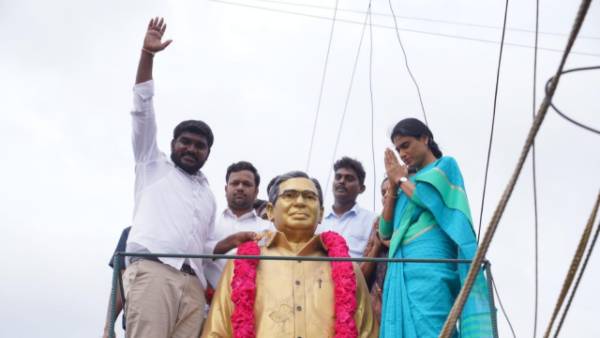 హయగ్రీవాచారి గ్రౌండ్స్ లో షర్మిల దీక్ష హయగ్రీవాచారి గ్రౌండ్స్ లో షర్మిల దీక్ష