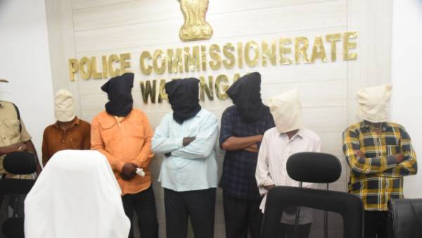 ఎన్ని పంచాయితీలు పెట్టినా అప్పులు కట్టటానికి అంగీకరించని అన్న ఎన్ని పంచాయితీలు పెట్టినా అప్పులు కట్టటానికి అంగీకరించని అన్న