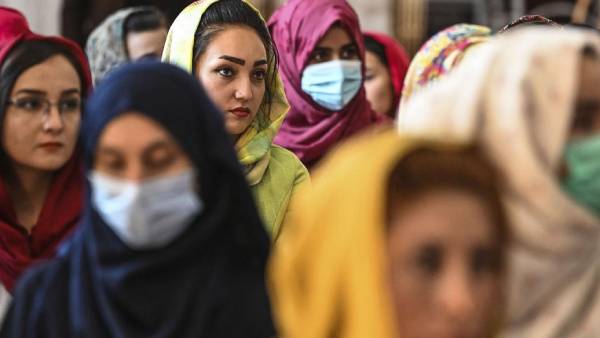 ప్రదర్శనలను కవర్ చేసినందుకు.. ప్రదర్శనలను కవర్ చేసినందుకు..