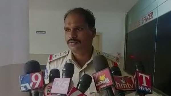  పాప కుటుంబాన్ని విచారిస్తున్న పోలీసులు