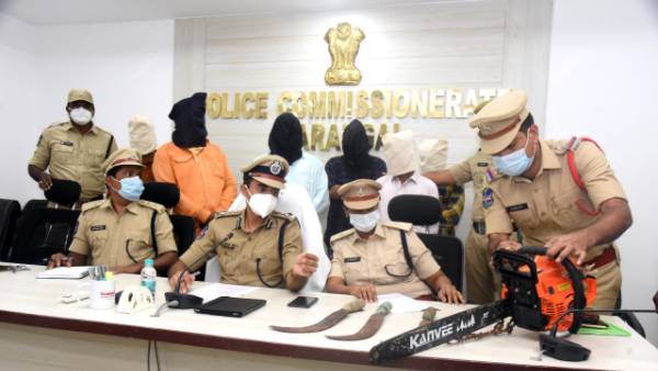 అన్న కుటుంబ హత్యకు స్కెచ్ వేసిన తమ్ముడు .. ఎలెక్ట్రిక్ రంపాలతో పాటి వేట కొడవళ్ళు అన్న కుటుంబ హత్యకు స్కెచ్ వేసిన తమ్ముడు .. ఎలెక్ట్రిక్ రంపాలతో పాటి వేట కొడవళ్ళు