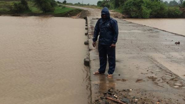 30 చోట్ల పునరావాస కేంద్రాలు .. అక్కునపల్లి బీచ్ లో పడవ బోల్తా 30 చోట్ల పునరావాస కేంద్రాలు .. అక్కునపల్లి బీచ్ లో పడవ బోల్తా