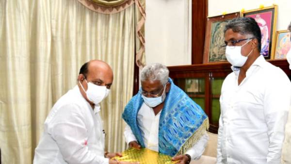 వైవీ సుబ్బారెడ్డి వెంట నాయకులు