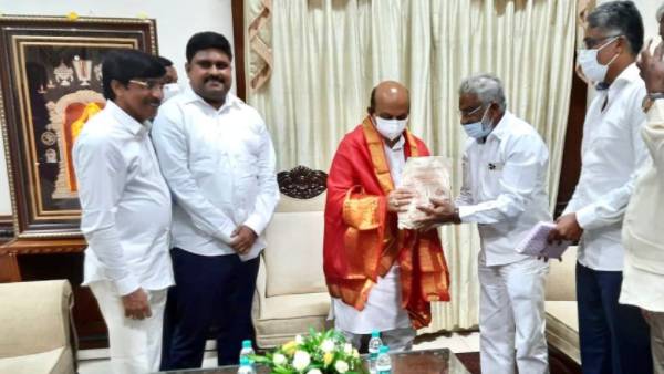  సీఎం, మాజీ సీఎంలను కలిసిన టీటీడీ చైర్మన్