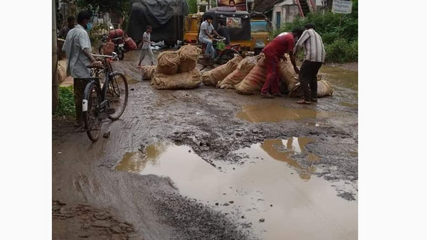 పన్నులిచ్చి మరీ చెత్త రోడ్లపై ప్రయాణం