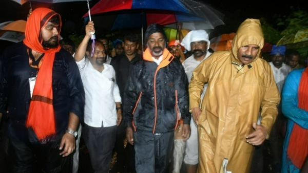 టీఆర్ఎస్ నేతలు తాలిబన్లు, రజాకార్లలా.. తాను శివాజీలా అంటూ బండి 