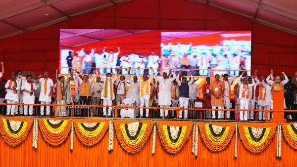 ఈటలను ముందుకు రావాలంటూ ఆహ్వానించిన అమిత్ షా ఈటలను ముందుకు రావాలంటూ ఆహ్వానించిన అమిత్ షా