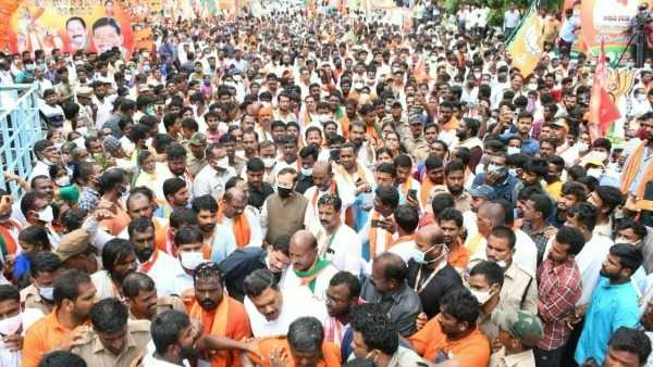 మూర్ఖుడి చేతిలో బందీగా తెలంగాణ : బండి సంజయ్ మూర్ఖుడి చేతిలో బందీగా తెలంగాణ : బండి సంజయ్