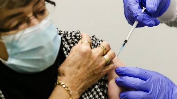  మీ వ్యాక్సిన్లు చెల్లవు-మా వ్యాక్సిన్ వేయించుకోవాల్సిందే