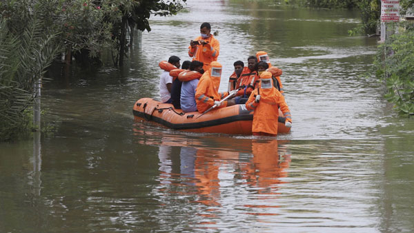 ప్రభుత్వం మానవతా దృక్పథంతో తుఫాన్ బాధిత కుటుంబాలను ఆదుకోవాలి