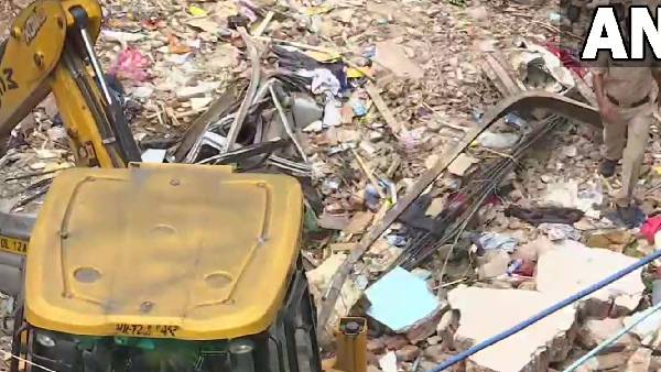 A four storey building collapsed in the Delhis Sabzi Mandi area, 3 have been rescued till now